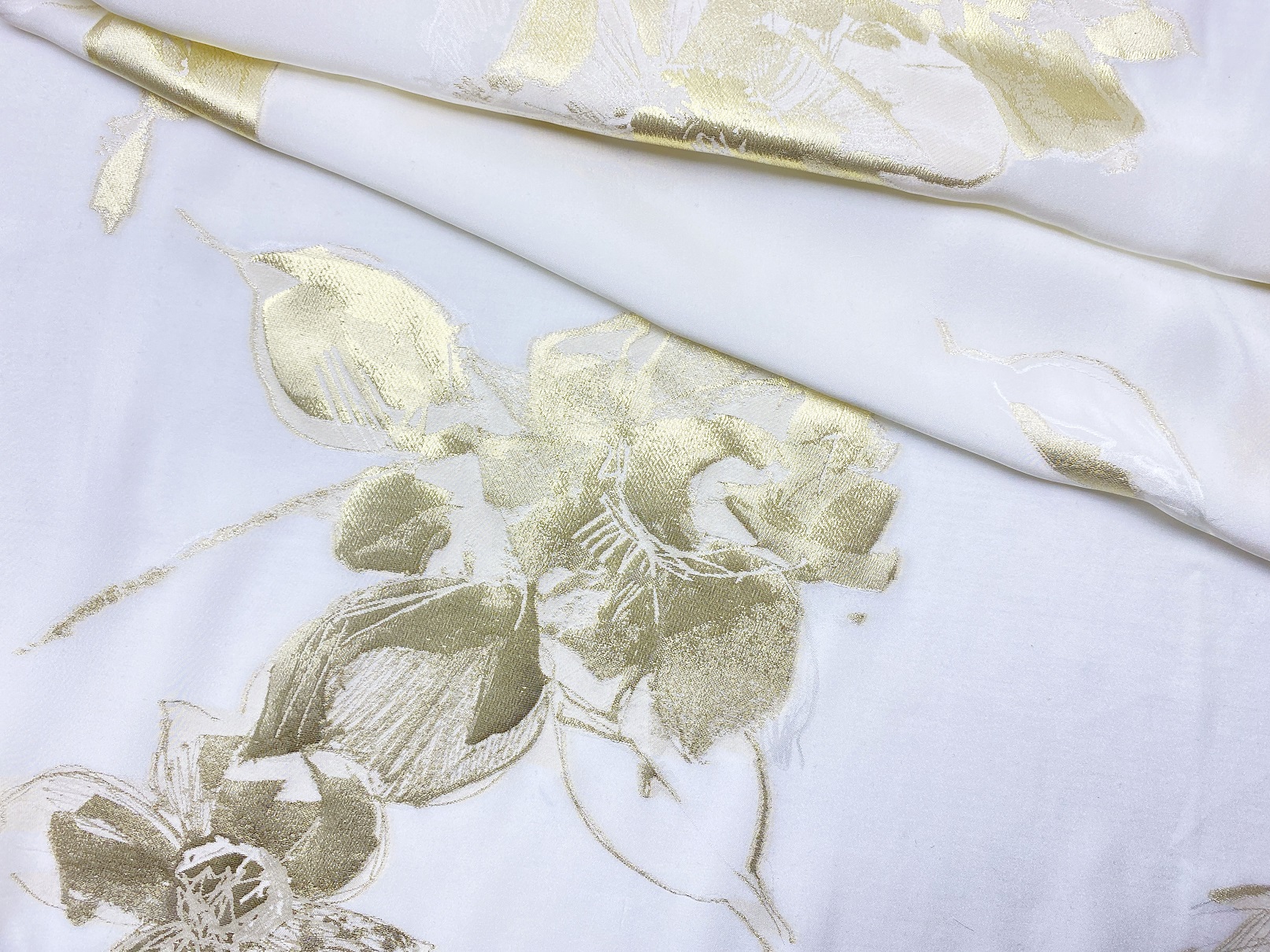 Ткань Шёлк молочного цвета с принтом  золотые цветы  46721 1